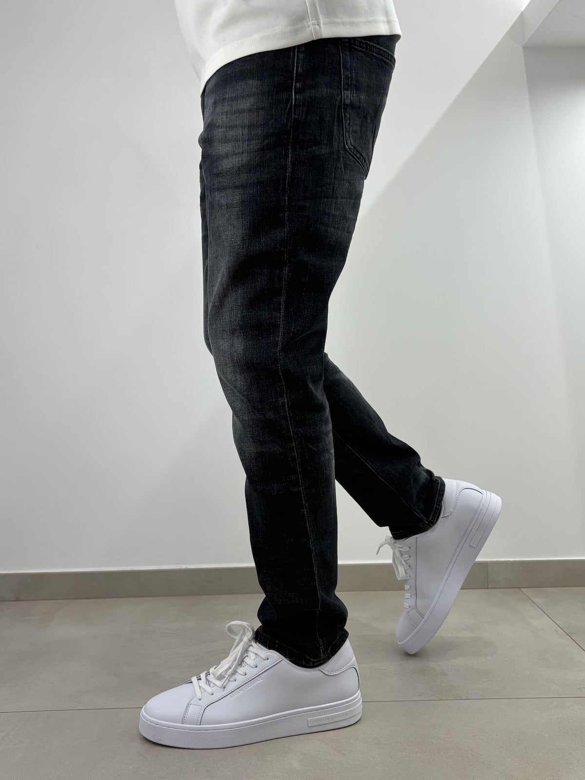 Jeans slavato grigio con risvolto carrot fit