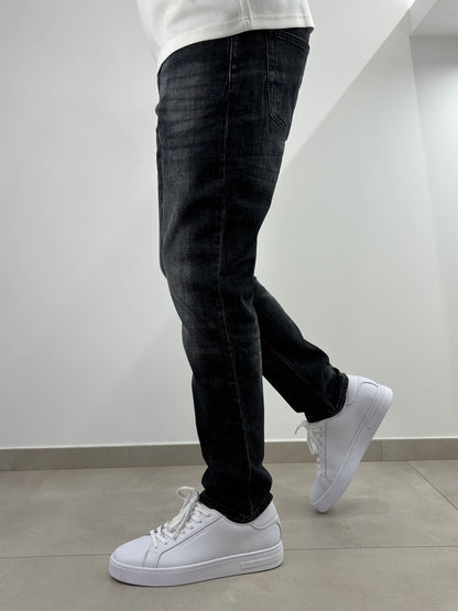 Jeans slavato grigio con risvolto carrot fit