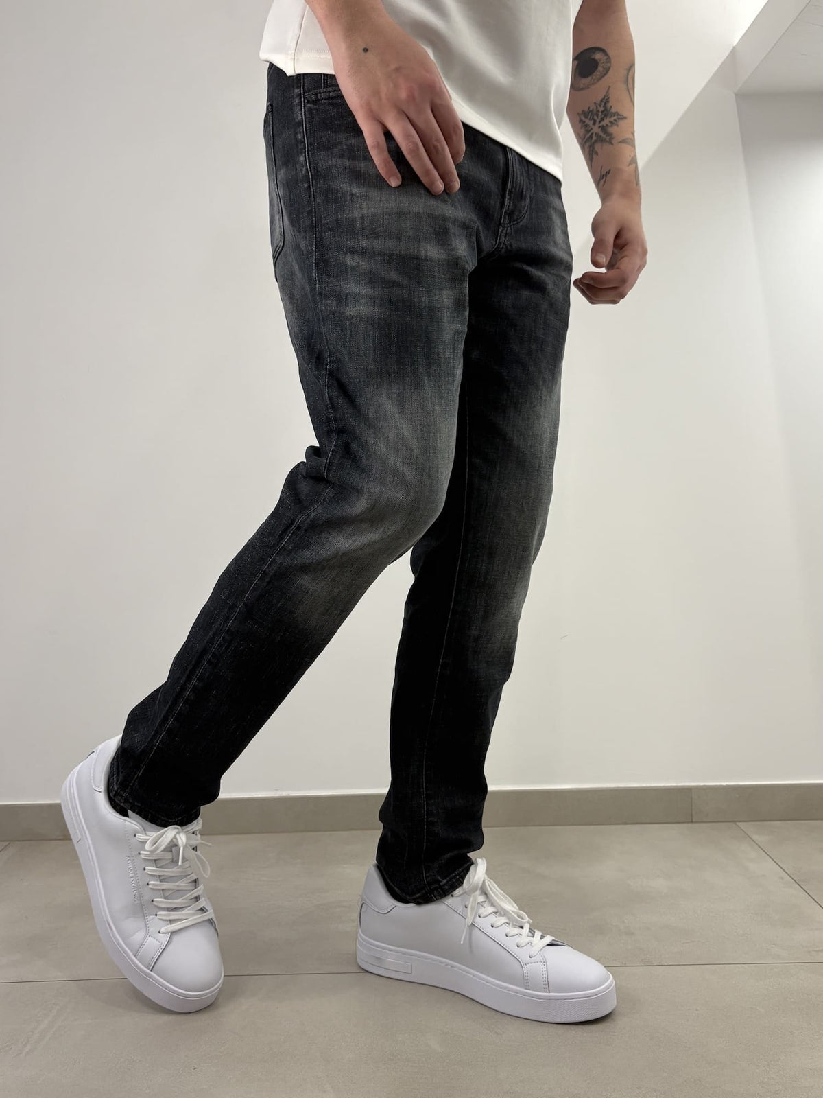 Jeans slavato grigio con risvolto carrot fit