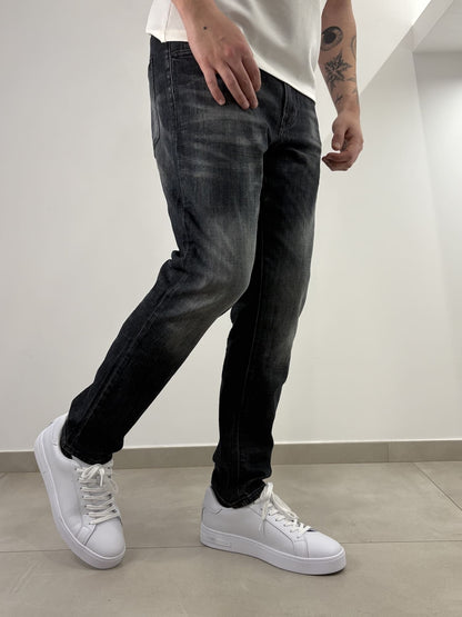 Jeans slavato grigio con risvolto carrot fit