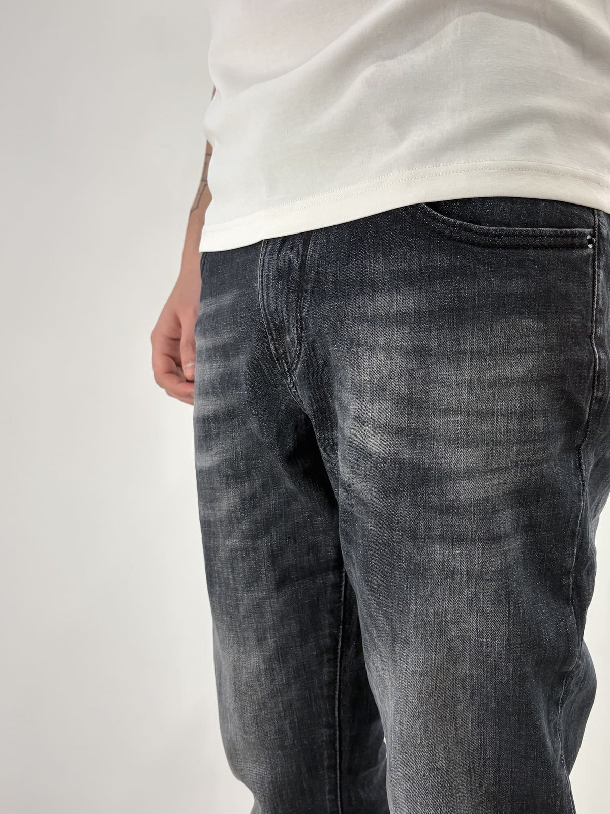 Jeans slavato grigio con risvolto carrot fit