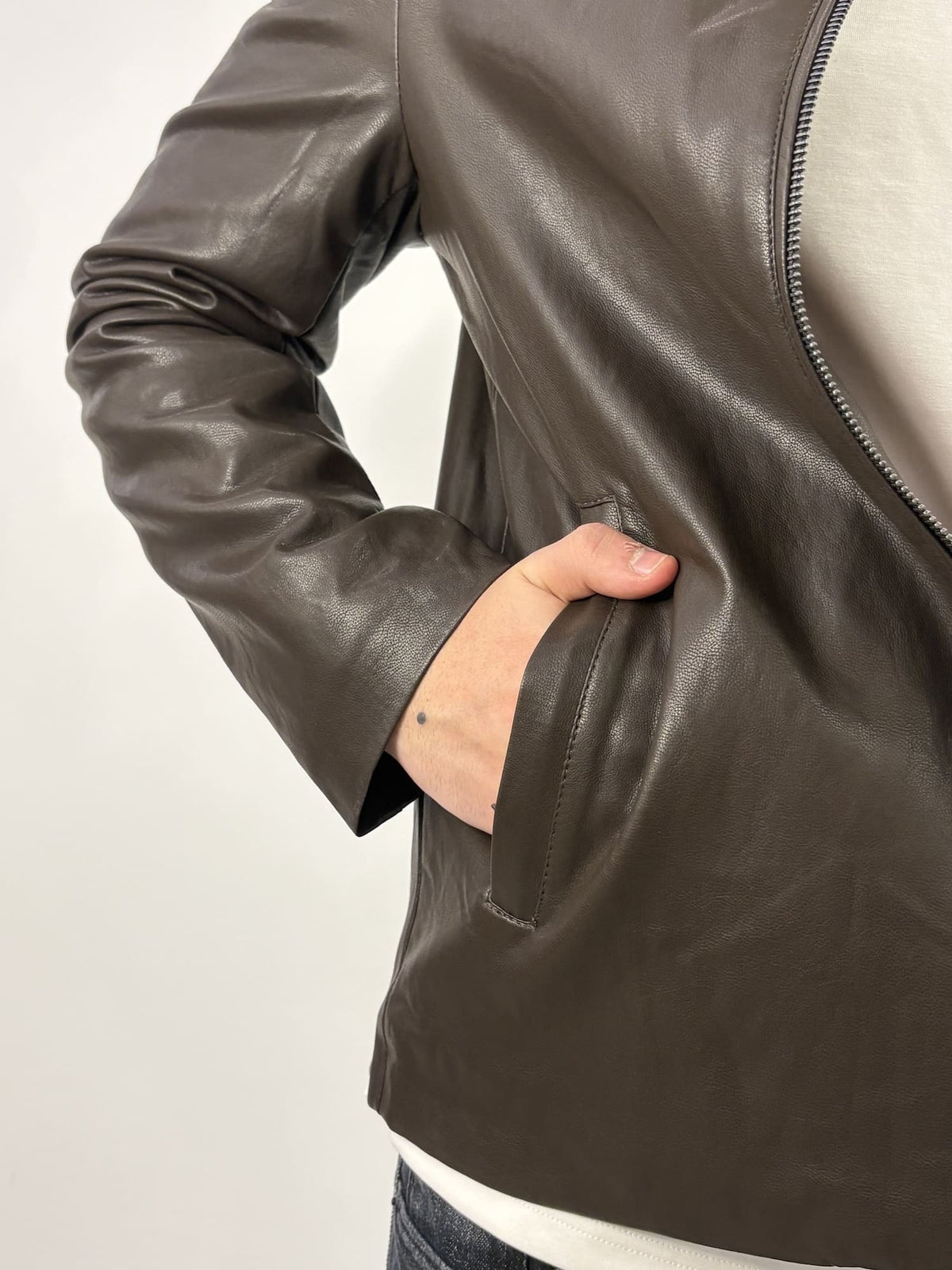 Giubbotto in ecopelle con colletto a camicia
