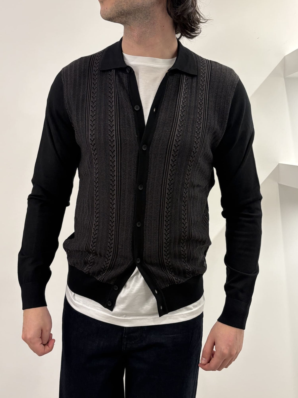 Cardigan con bottoni e collo a camicia
