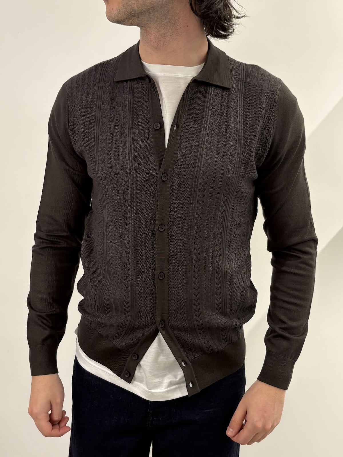 Cardigan con bottoni e collo a camicia