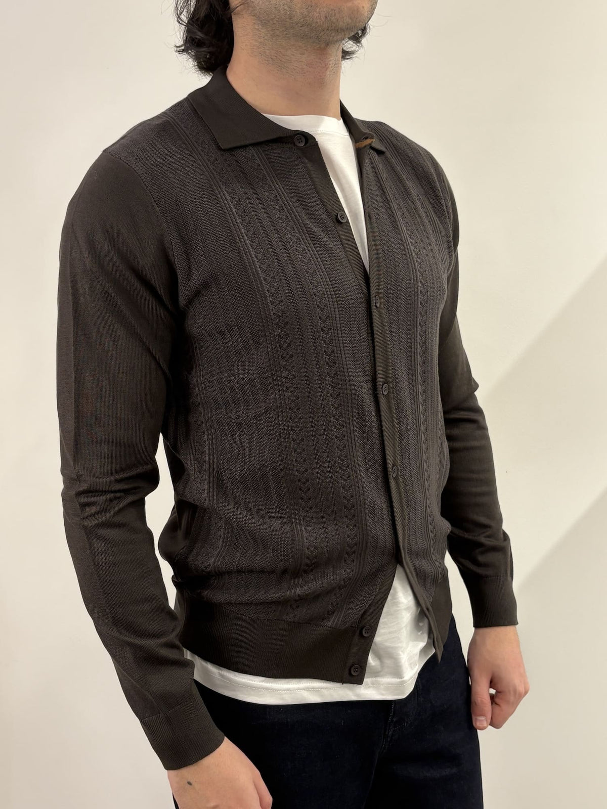Cardigan con bottoni e collo a camicia