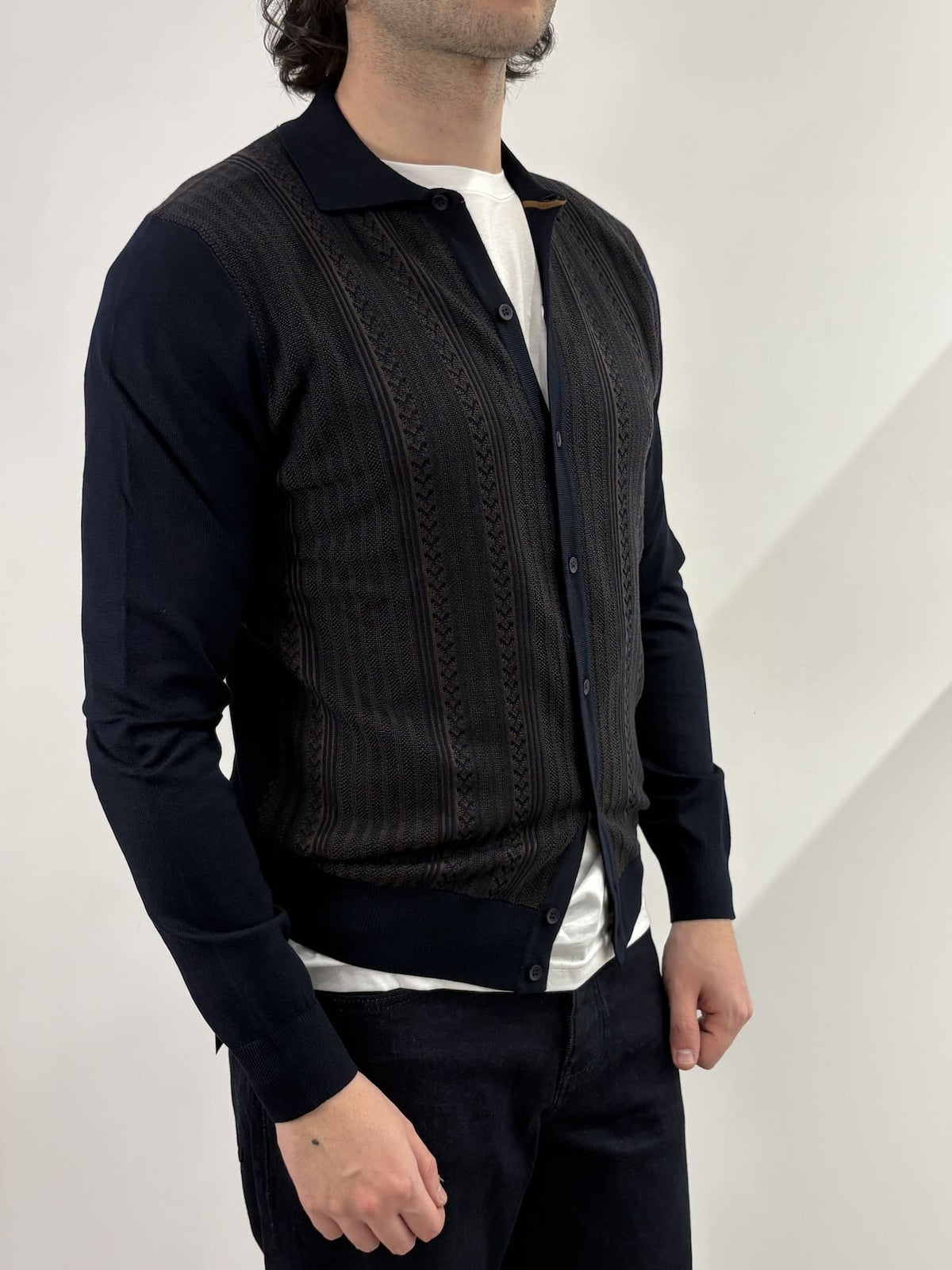Cardigan con bottoni e collo a camicia