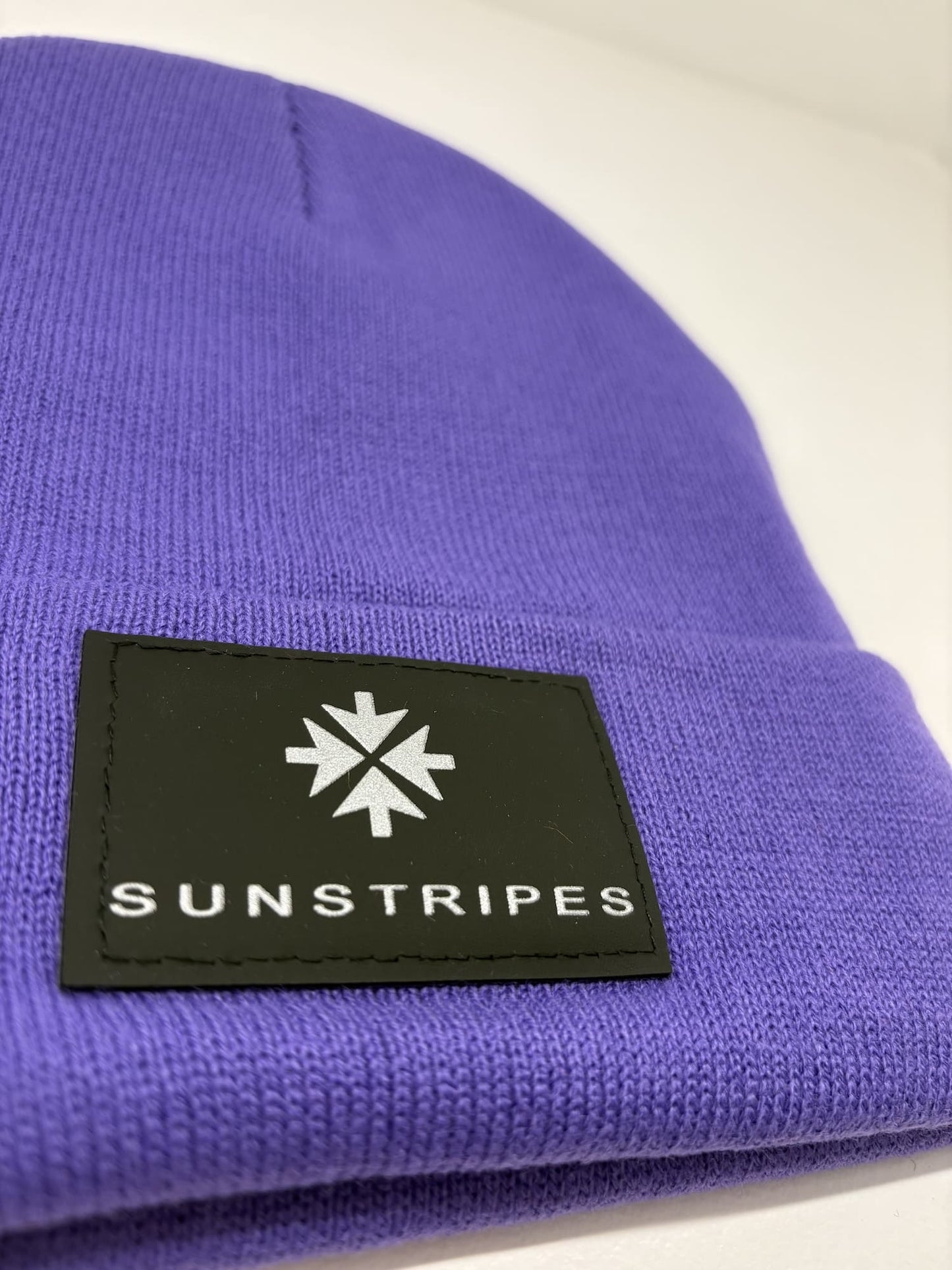 Cappello Sunstripes con risvolto violet