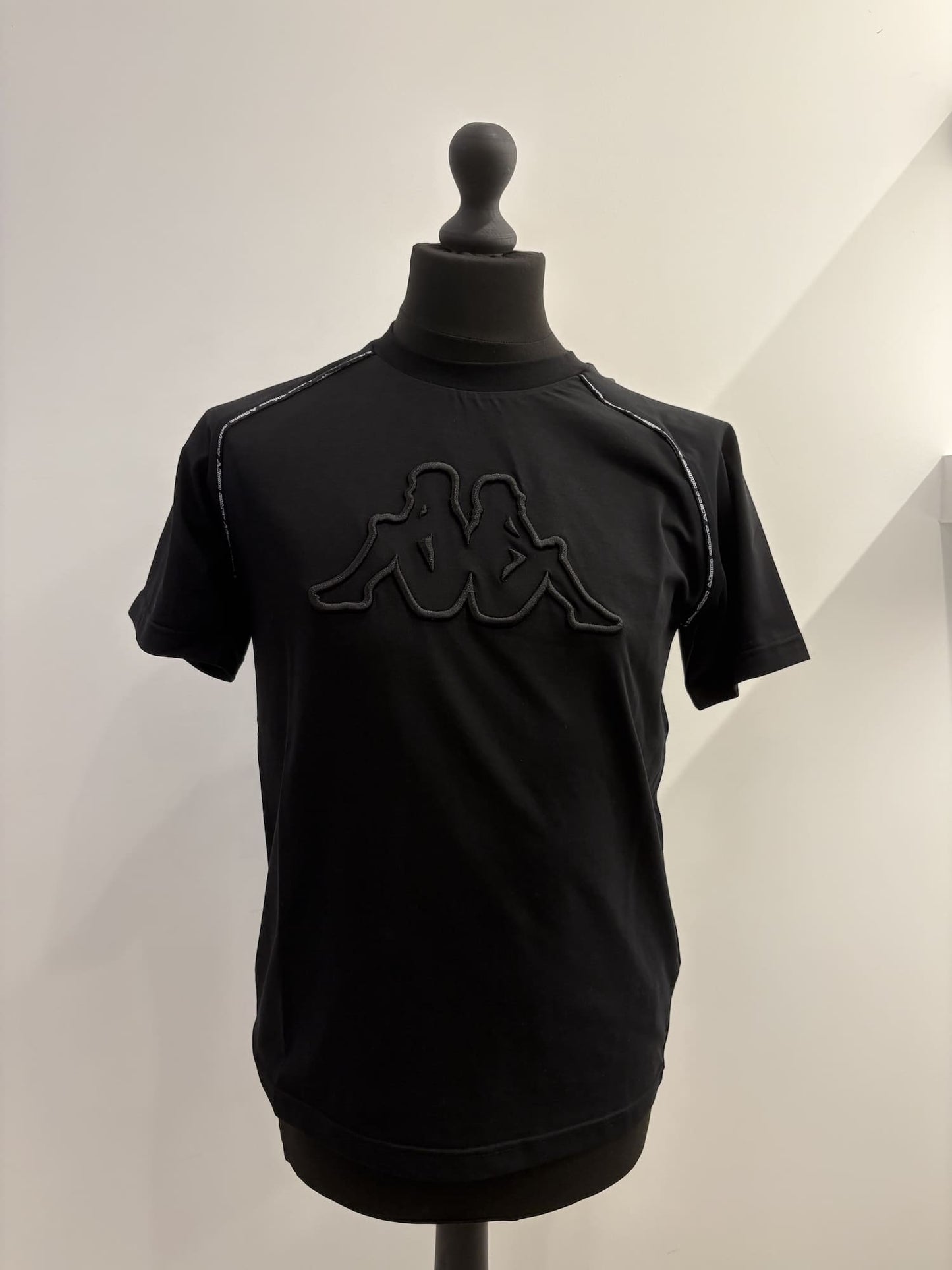 T-Shirt Kappa con logo ricamato in rilievo