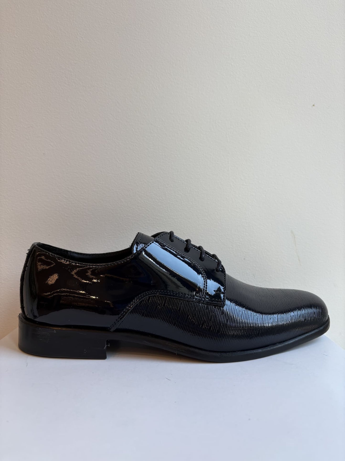 Scarpa elegante in vernice lavorata