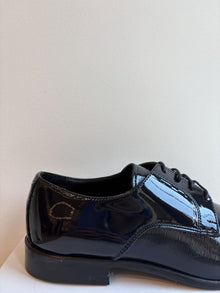 Scarpa elegante in vernice lavorata