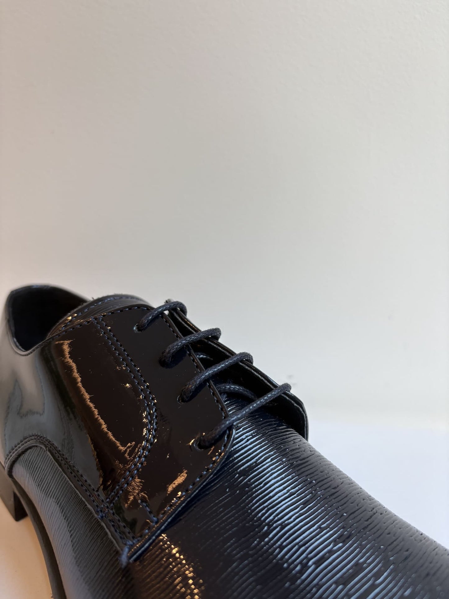 Scarpa elegante in vernice lavorata