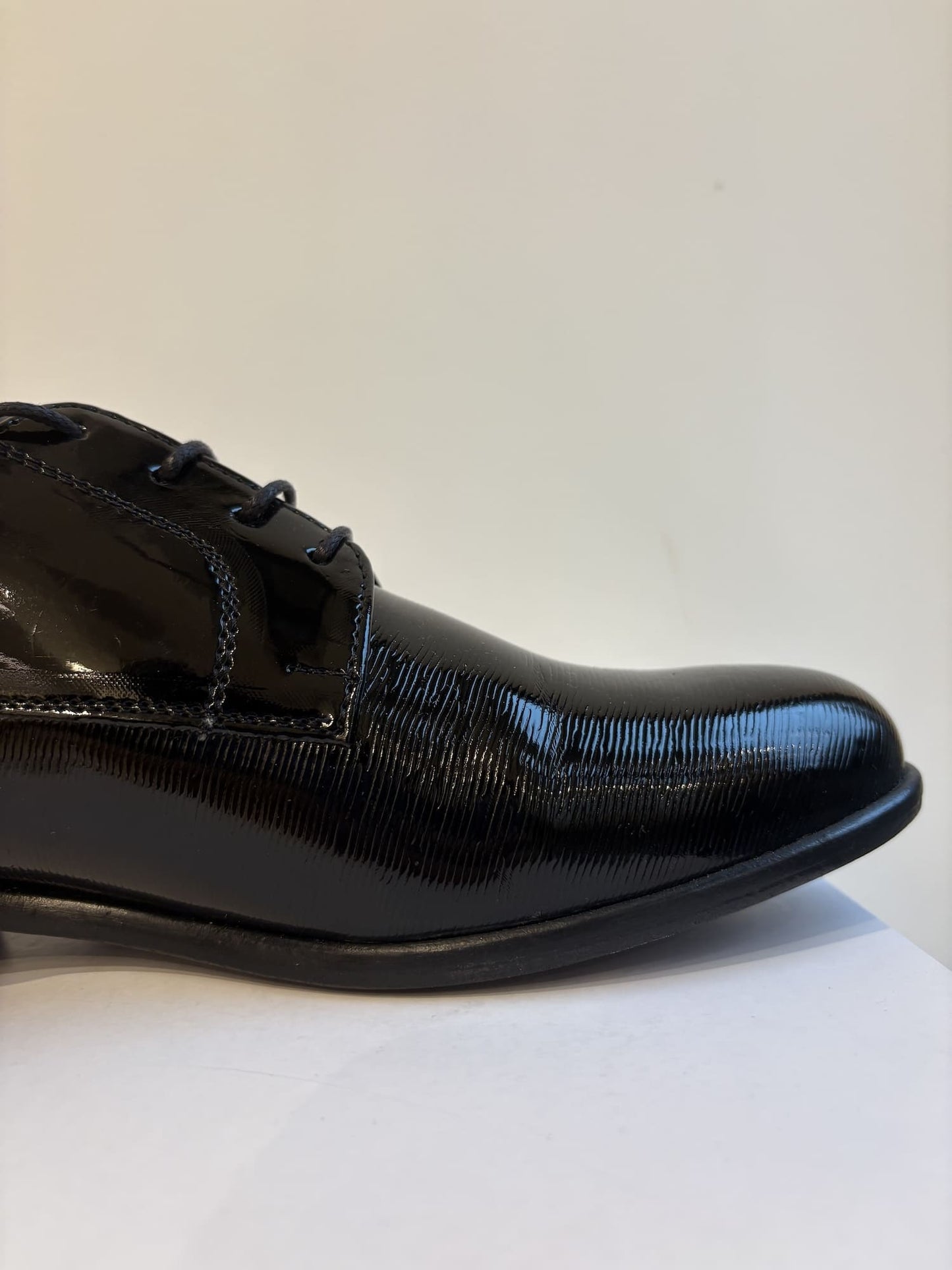 Scarpa elegante in vernice lavorata
