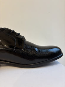 Scarpa elegante in vernice lavorata