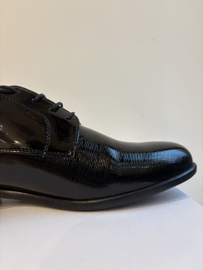 Scarpa elegante in vernice lavorata