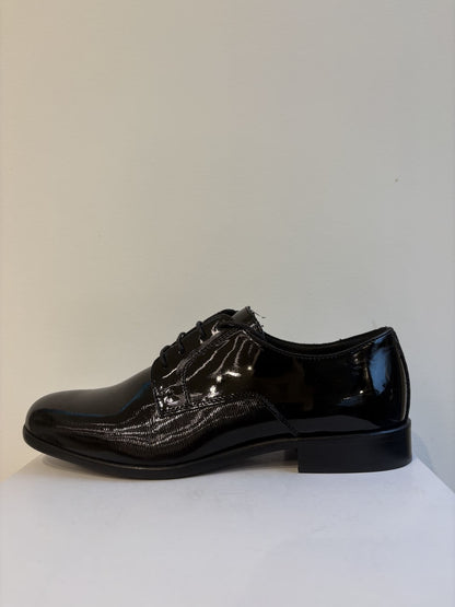 Scarpa elegante in vernice lavorata