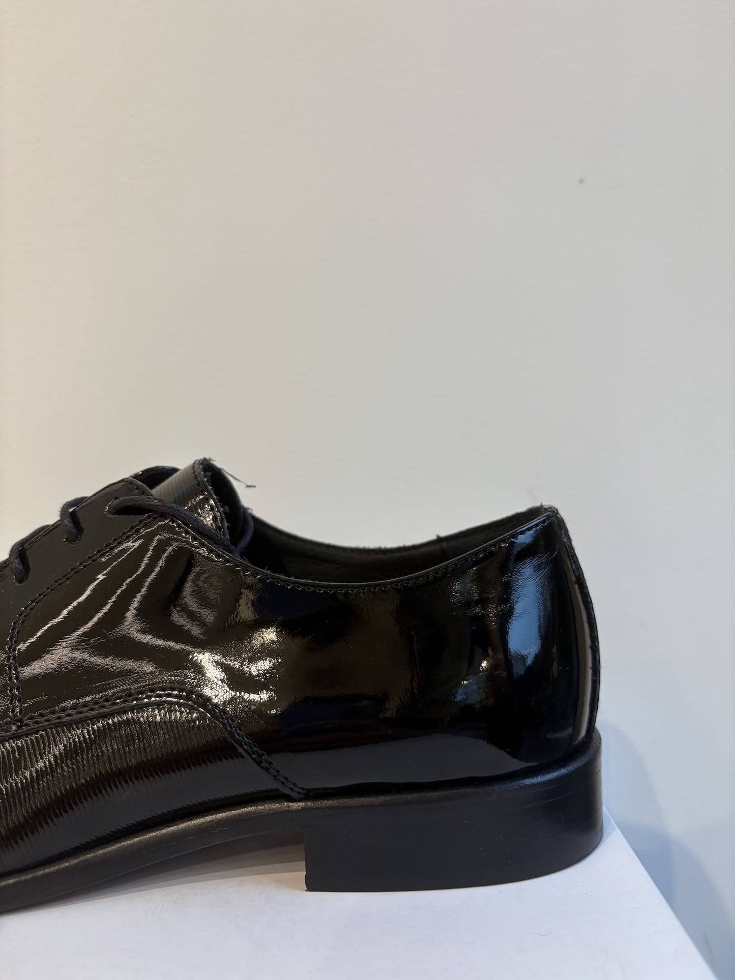 Scarpa elegante in vernice lavorata