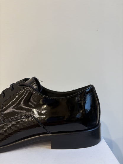 Scarpa elegante in vernice lavorata