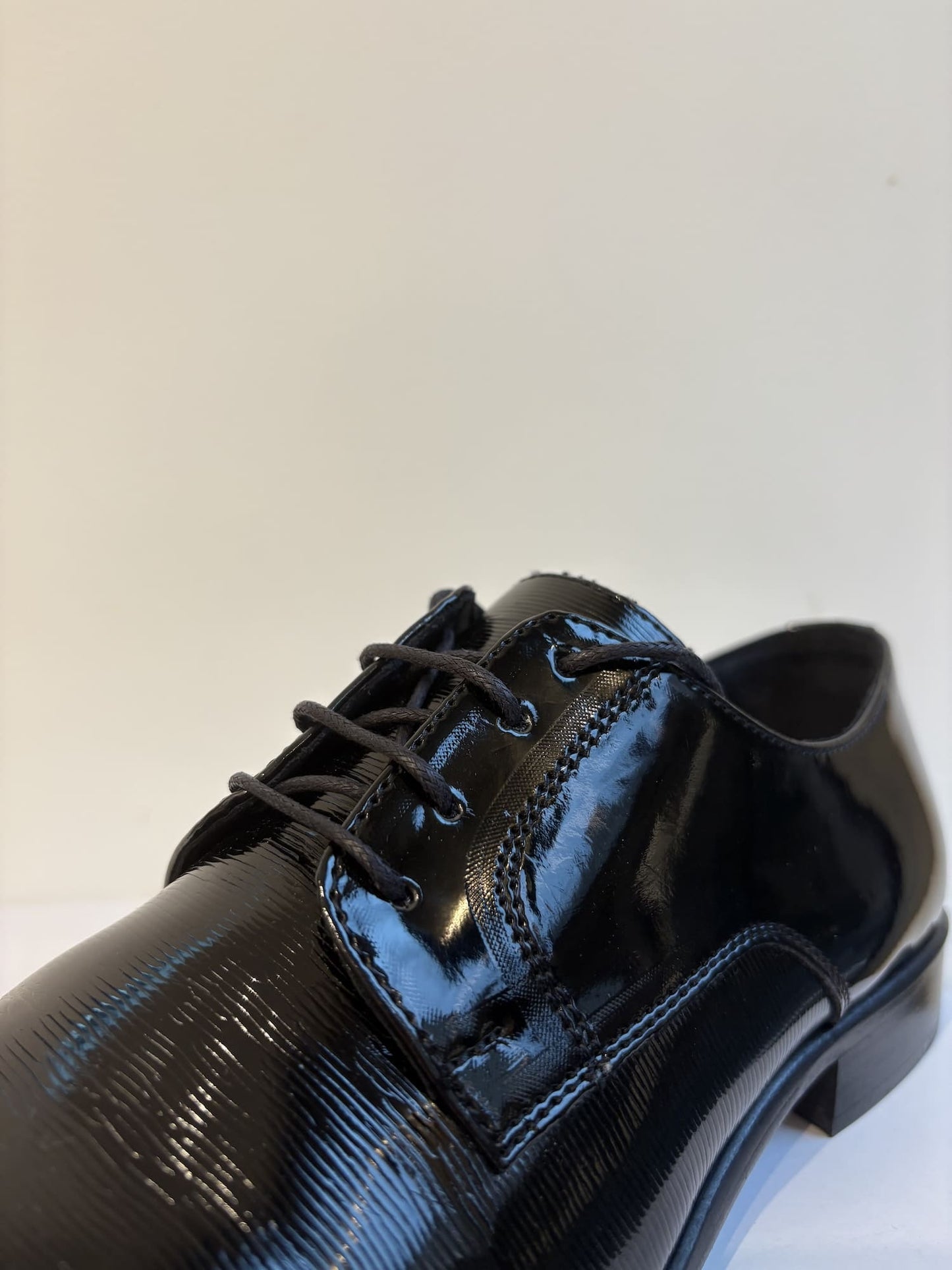 Scarpa elegante in vernice lavorata