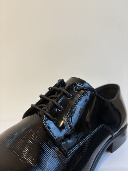 Scarpa elegante in vernice lavorata
