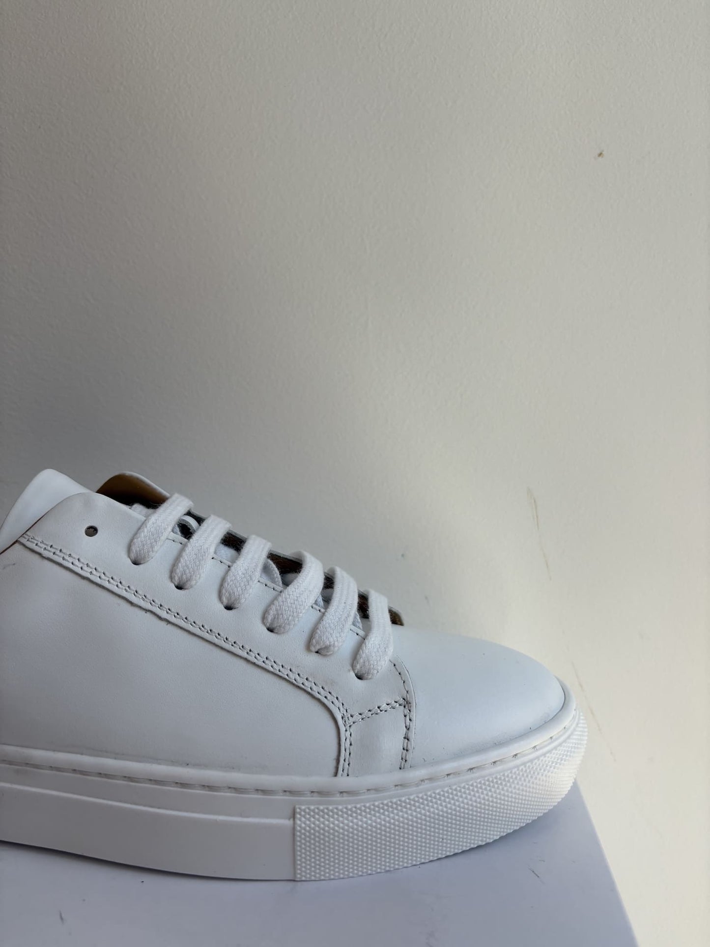 Sneakers bianca in pelle liscia