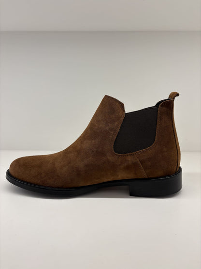 Stivaletto in camoscio tabacco