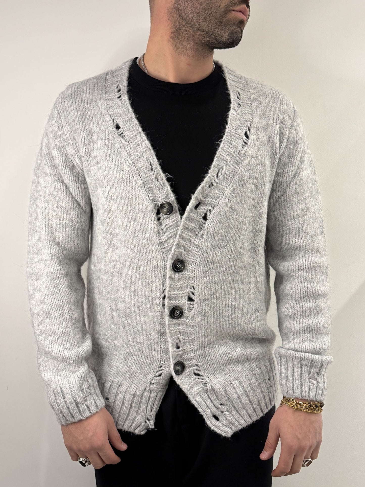 Cardigan in lana con rotture