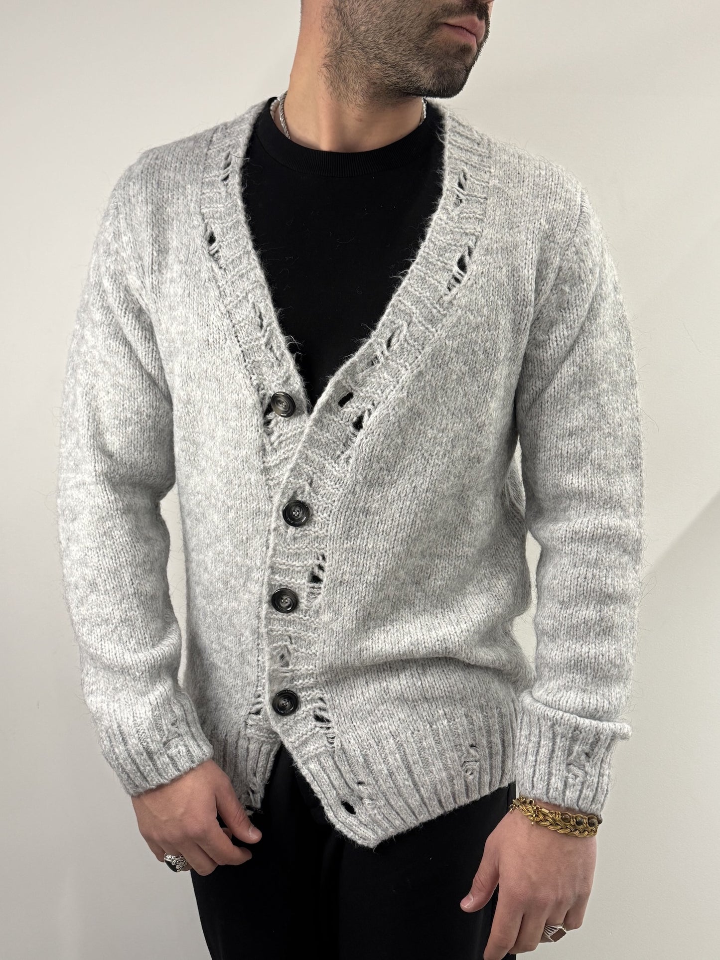 Cardigan in lana con rotture