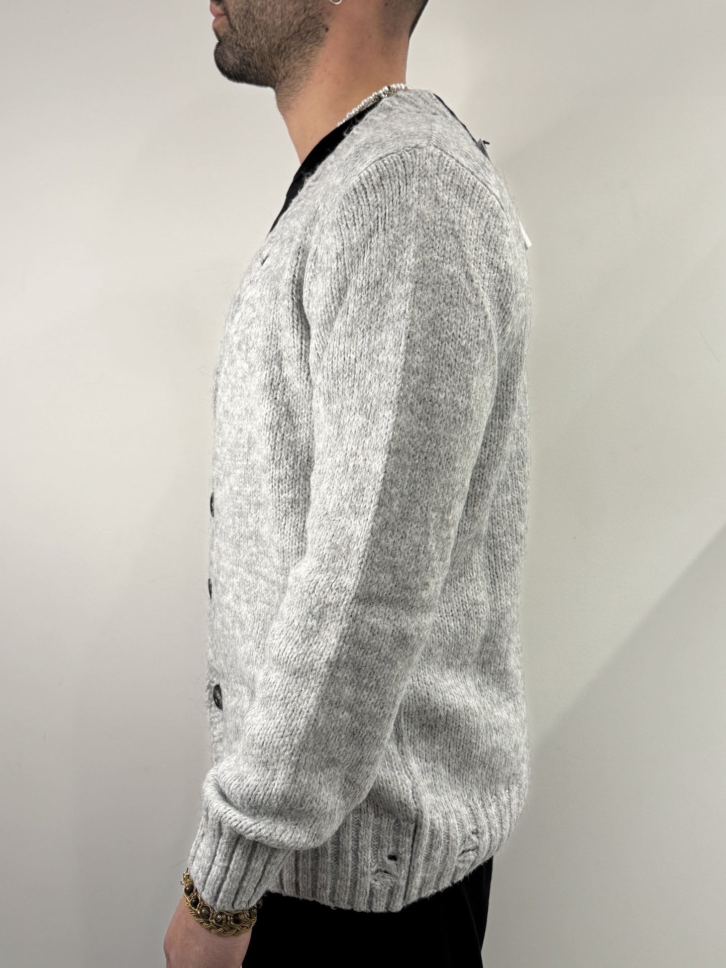 Cardigan in lana con rotture