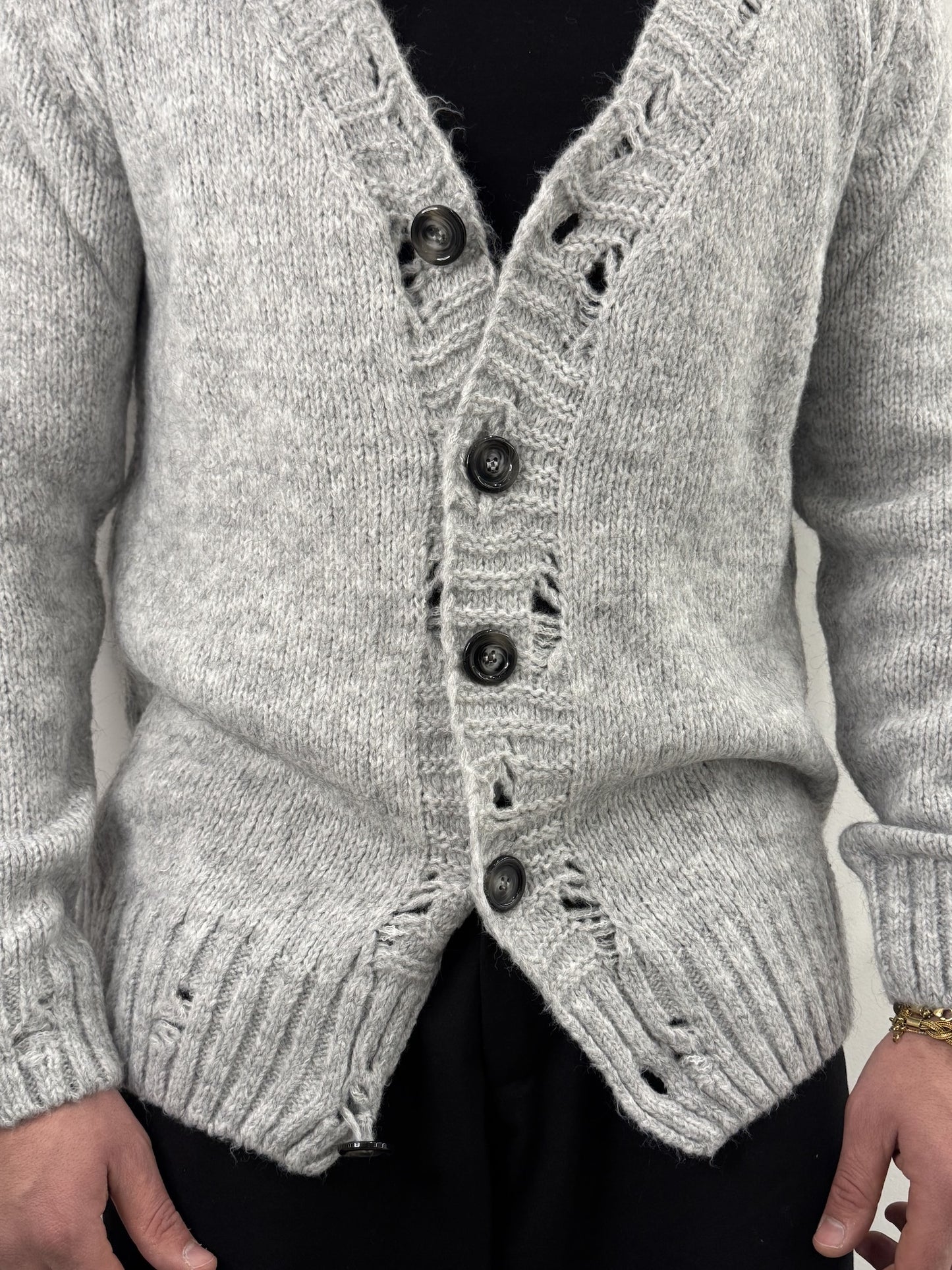 Cardigan in lana con rotture