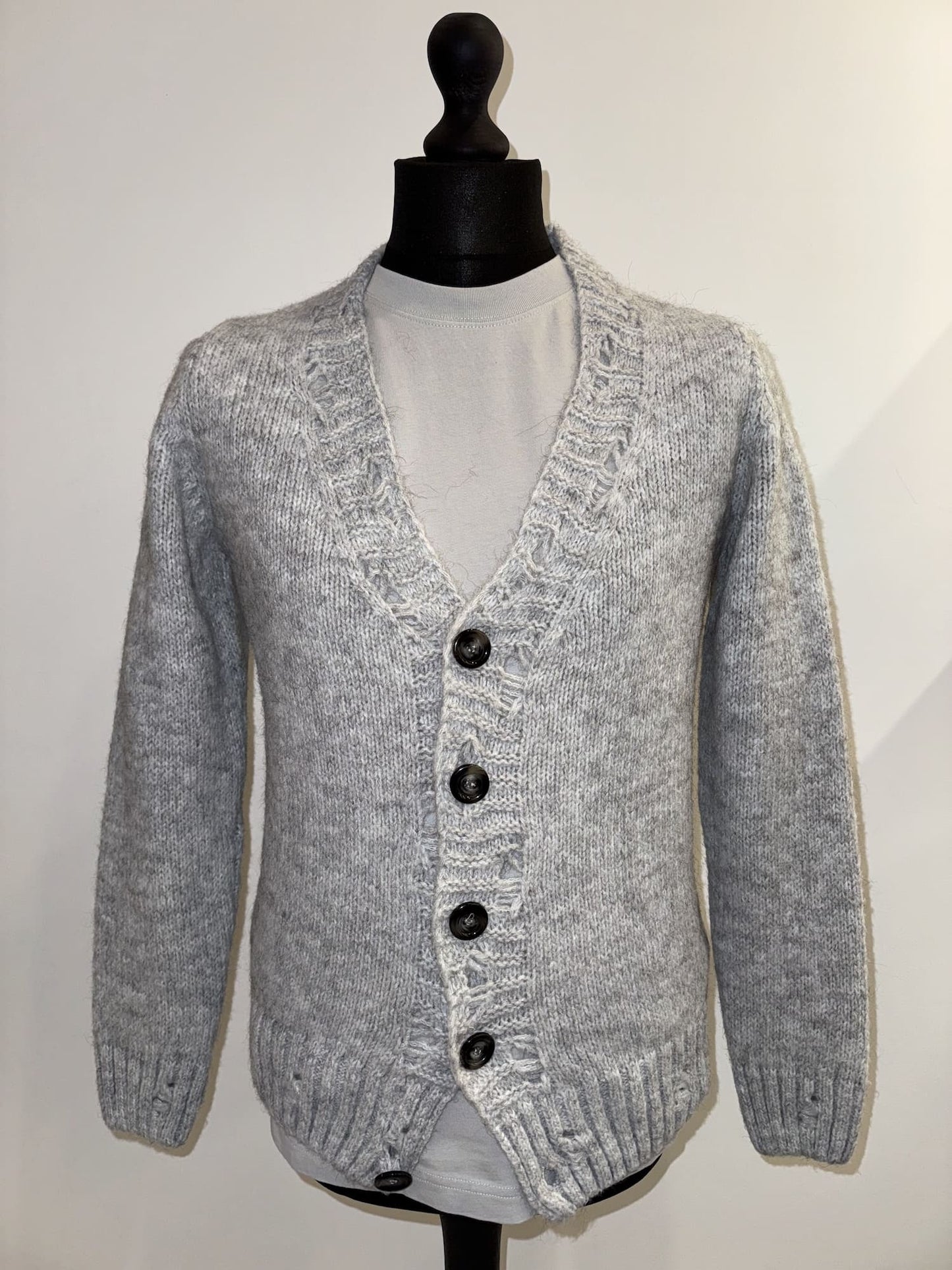 Cardigan in lana con rotture
