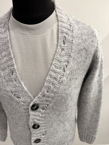 Cardigan in lana con rotture
