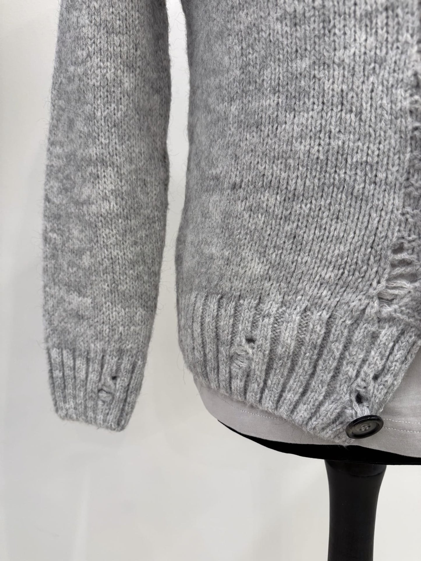 Cardigan in lana con rotture