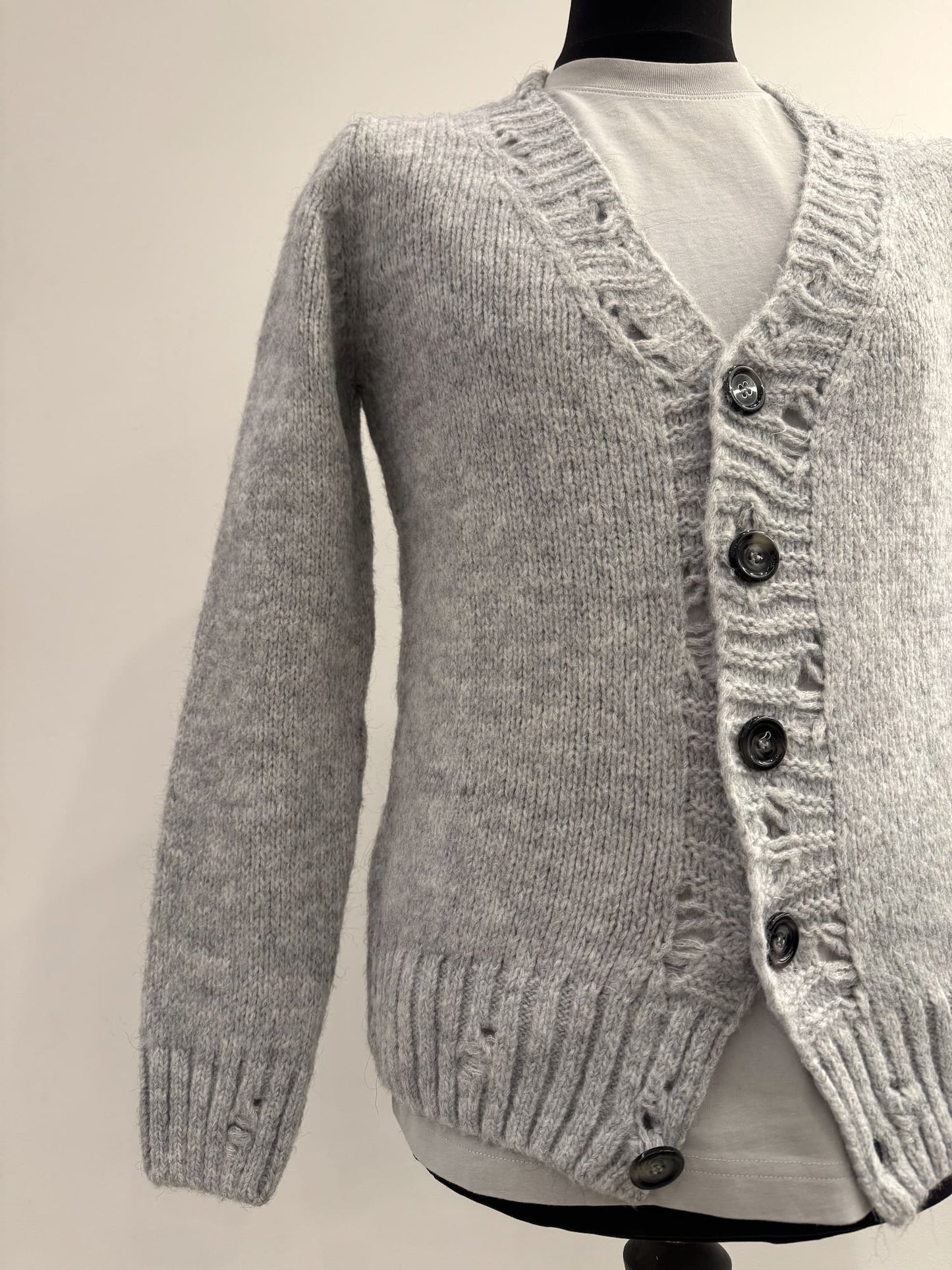 Cardigan in lana con rotture