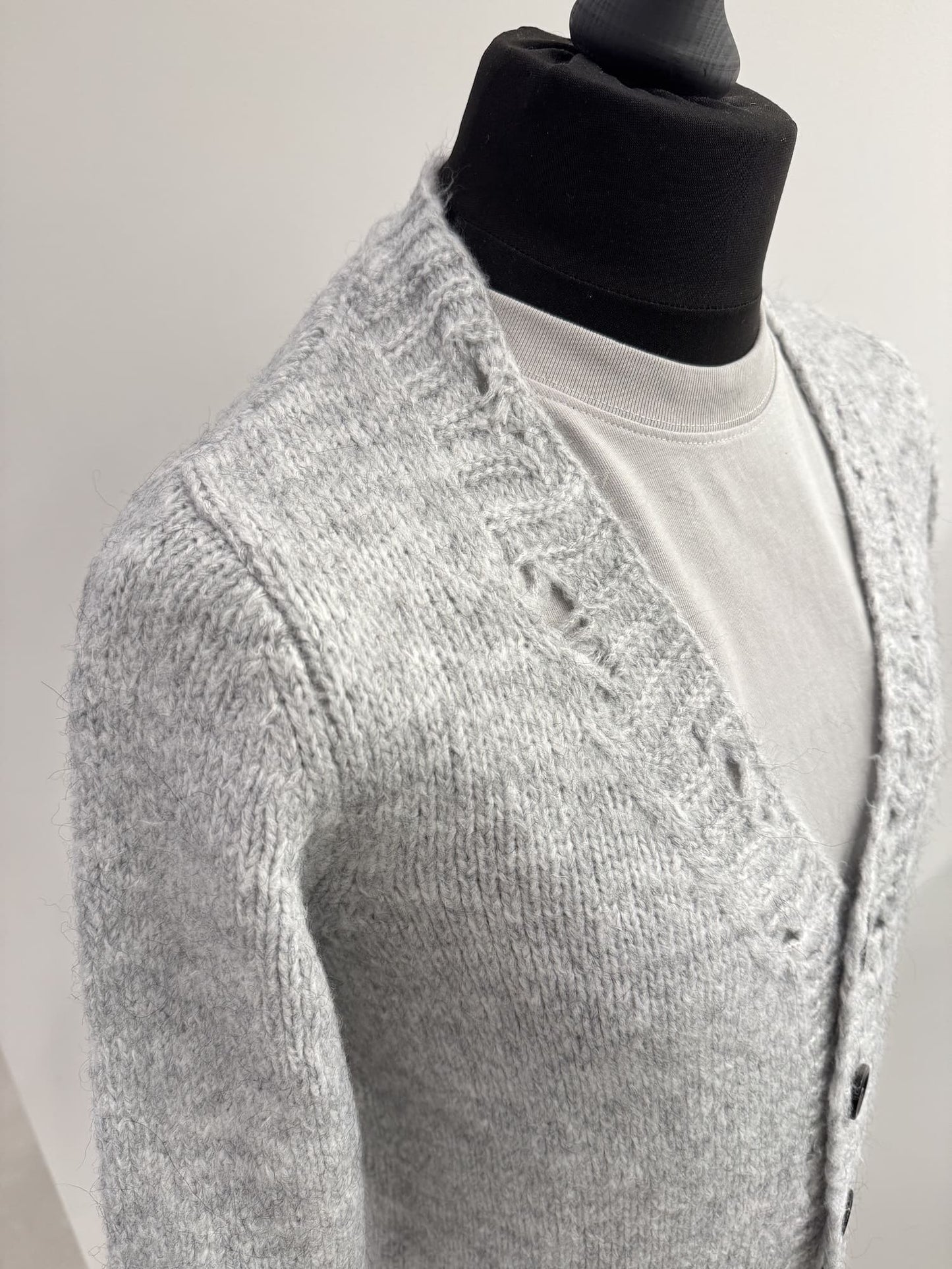 Cardigan in lana con rotture