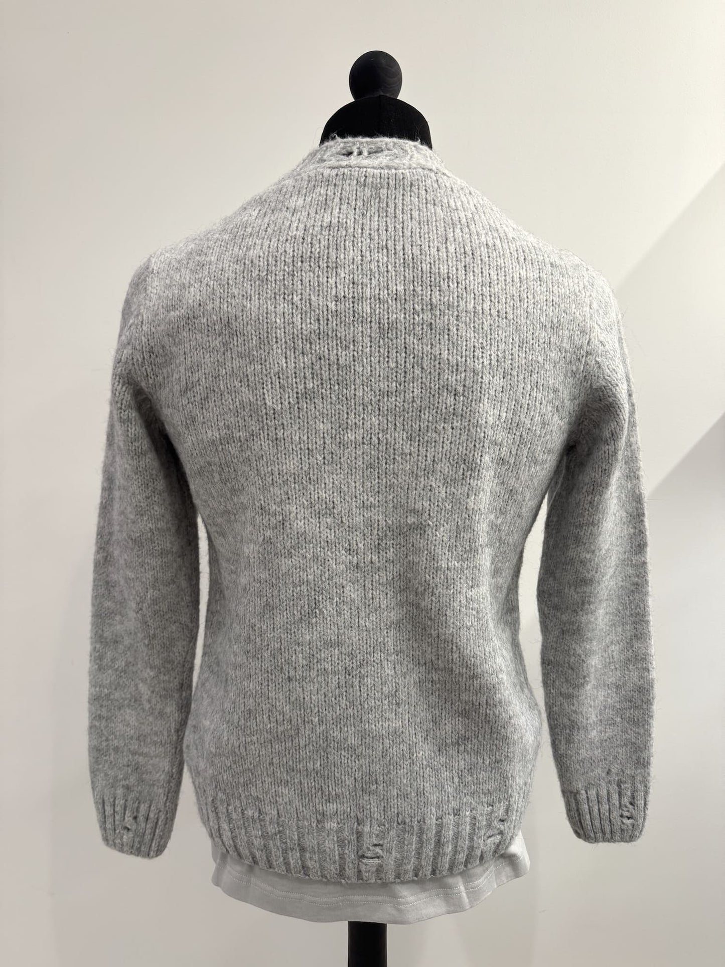 Cardigan in lana con rotture