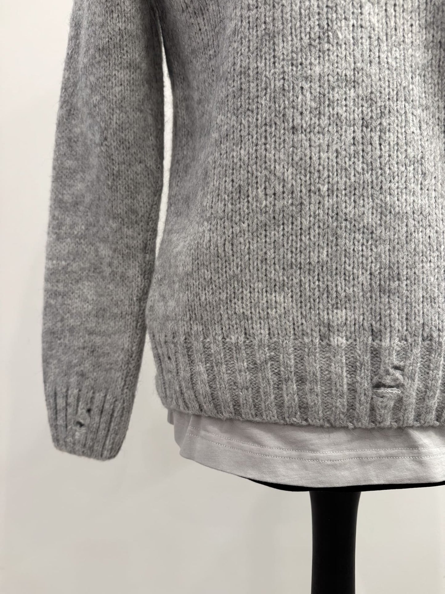 Cardigan in lana con rotture