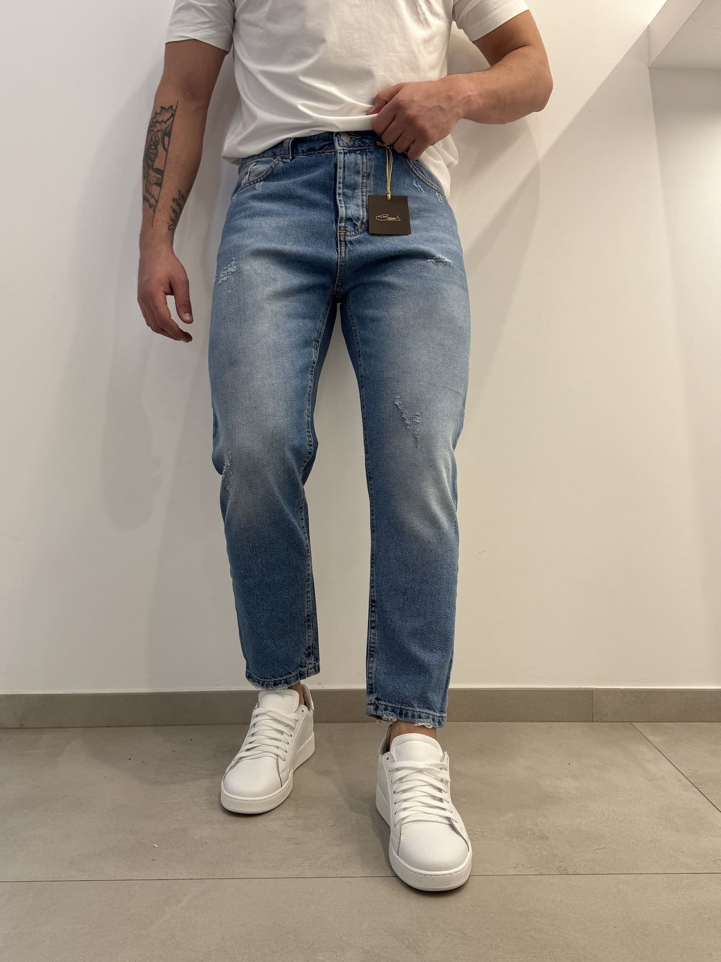 Jeans scuro graffiato