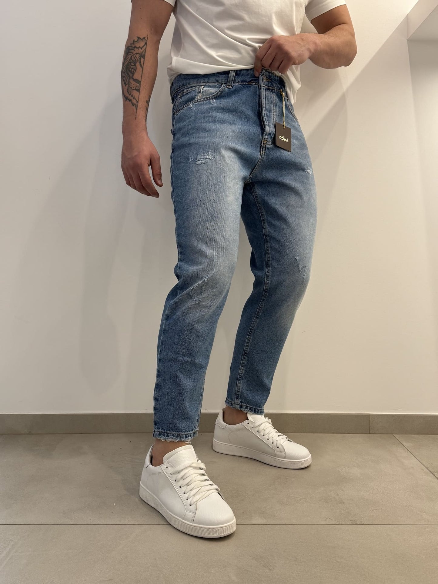 Jeans scuro graffiato