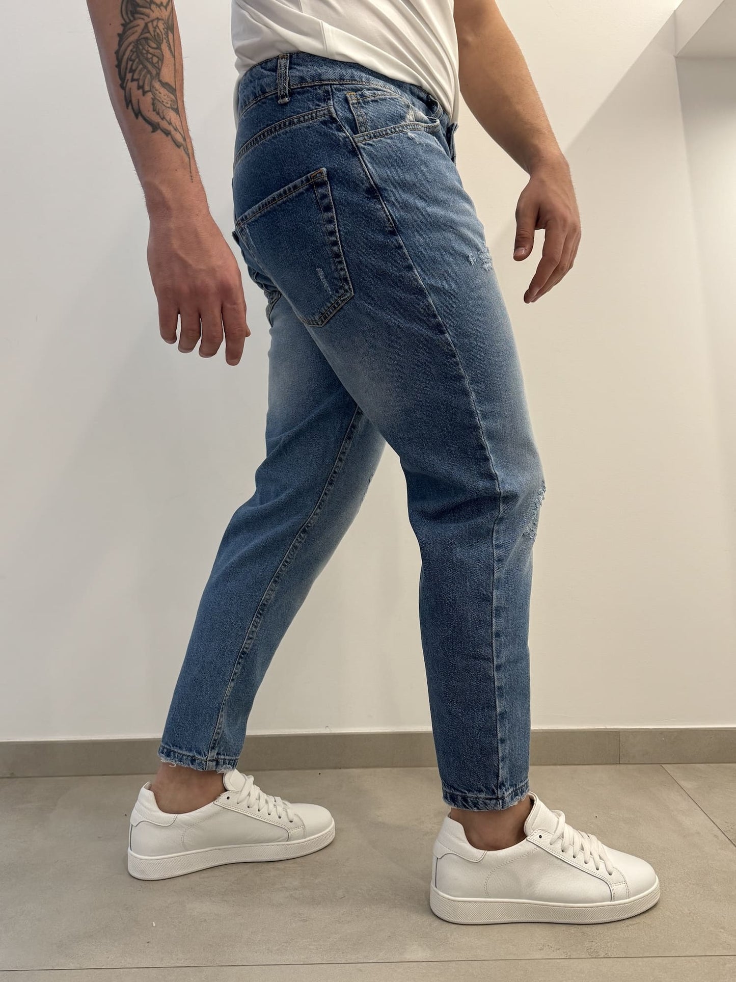 Jeans scuro graffiato