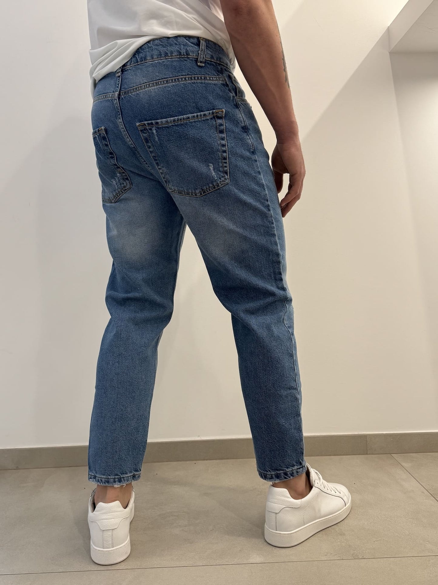 Jeans scuro graffiato