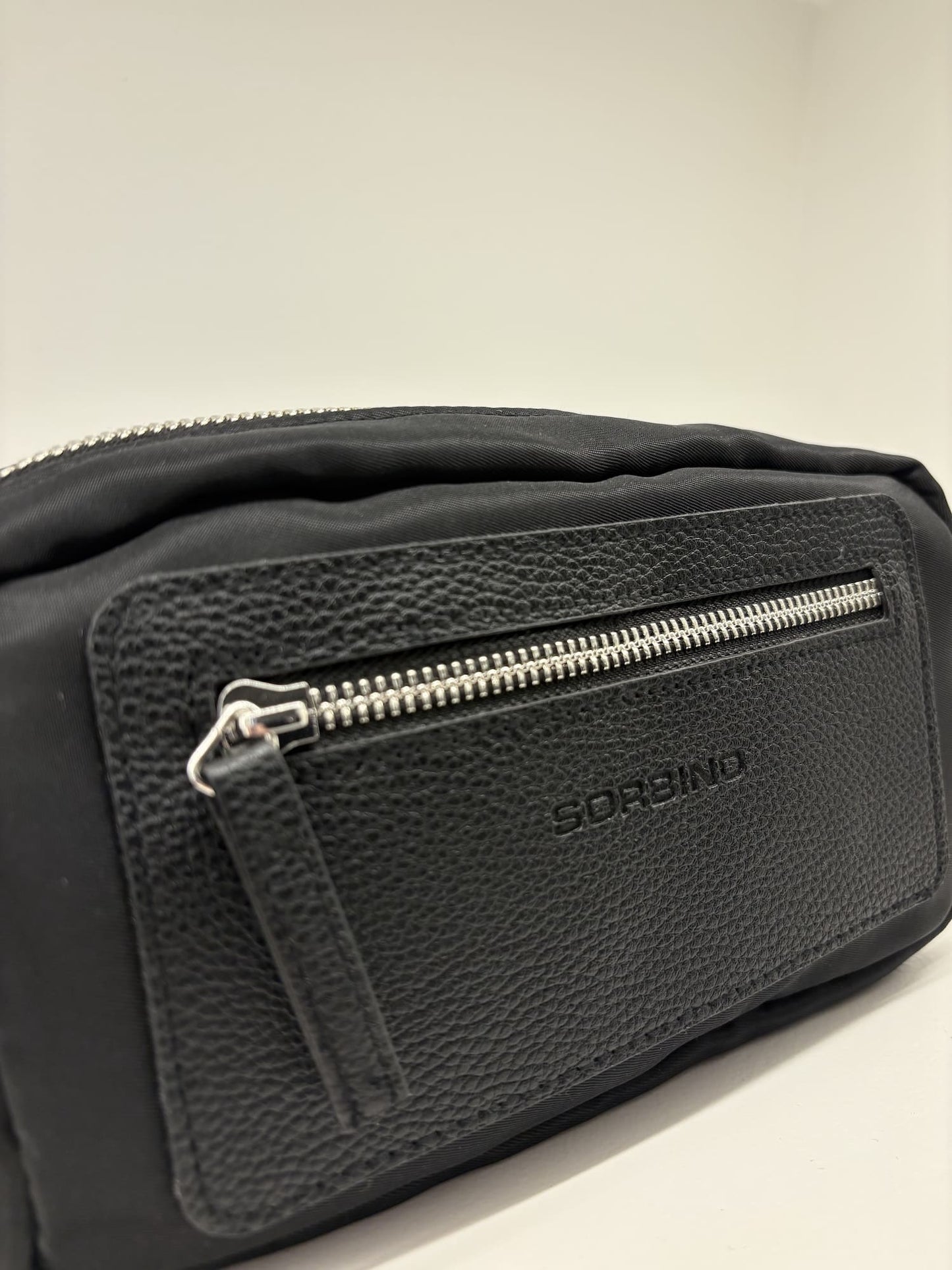 Borsello Sorbino con doppia zip e laccetto da polso