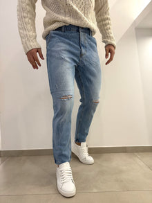 Jeans chiaro con strappi sul ginocchio
