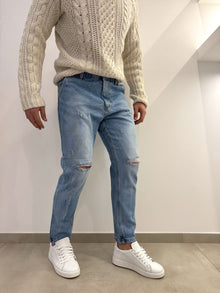Jeans chiaro con strappi sul ginocchio