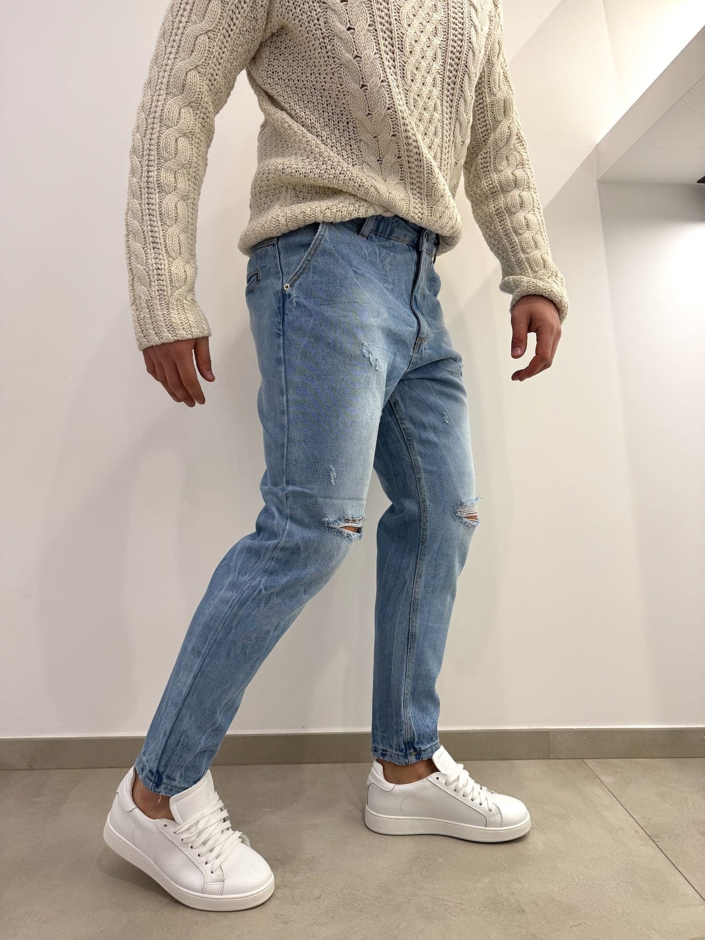 Jeans chiaro con strappi sul ginocchio