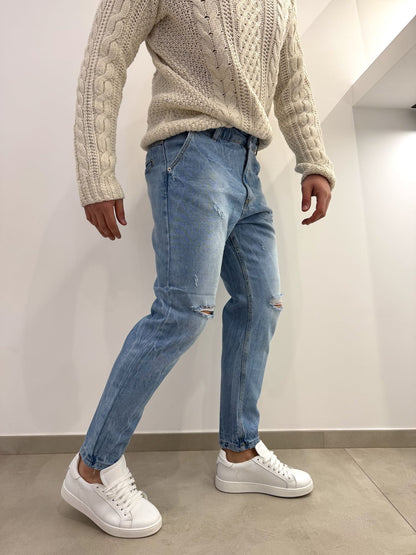 Jeans chiaro con strappi sul ginocchio