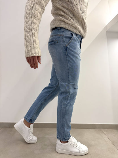 Jeans chiaro con strappi sul ginocchio