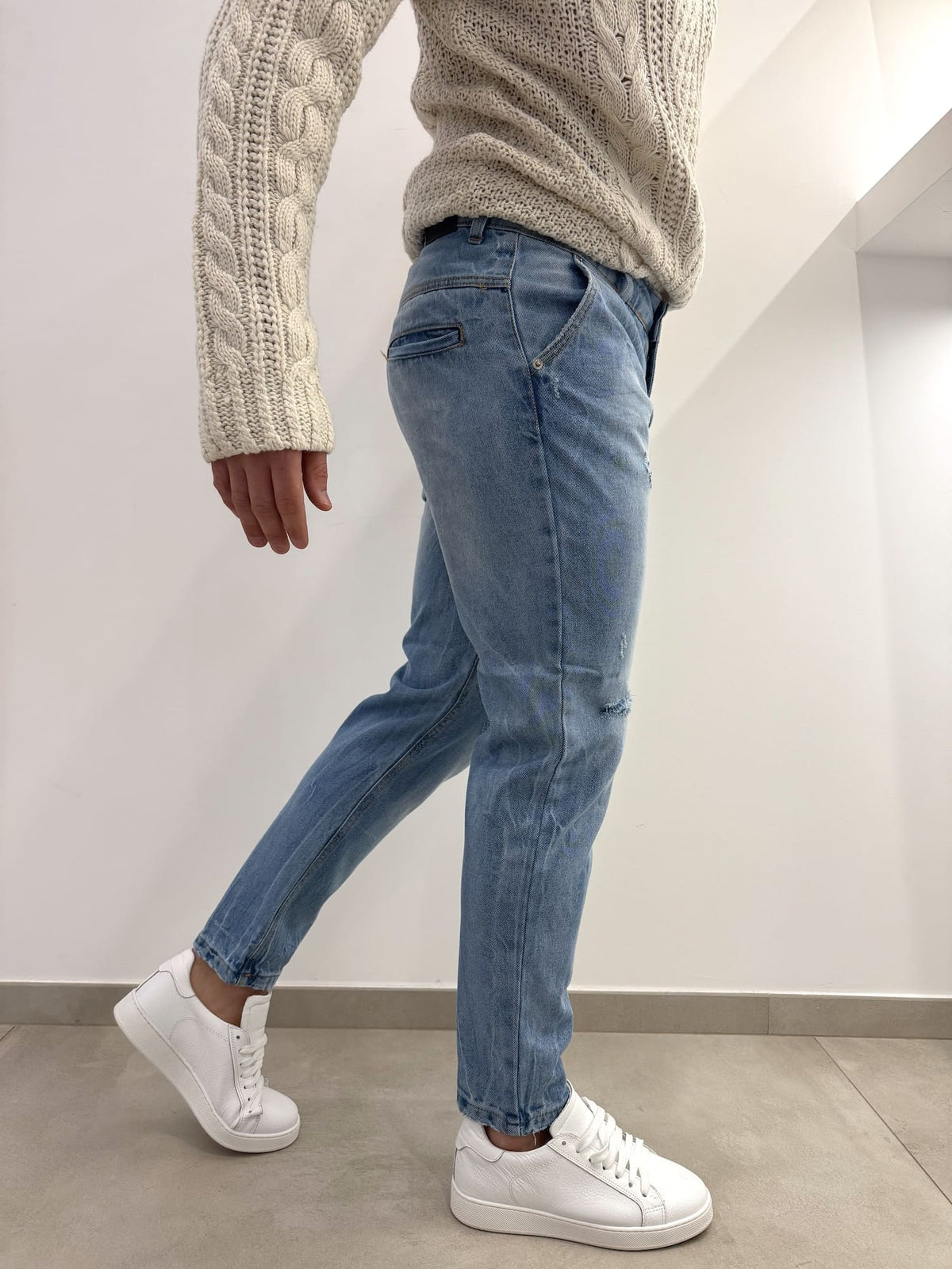 Jeans chiaro con strappi sul ginocchio