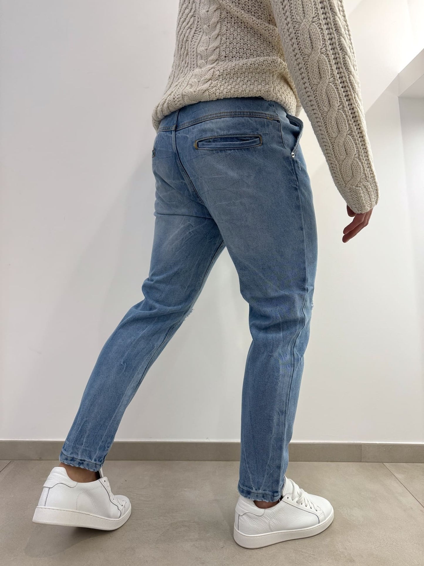 Jeans chiaro con strappi sul ginocchio