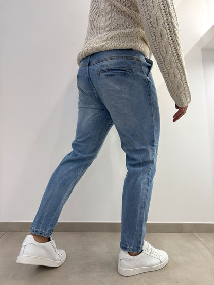 Jeans chiaro con strappi sul ginocchio