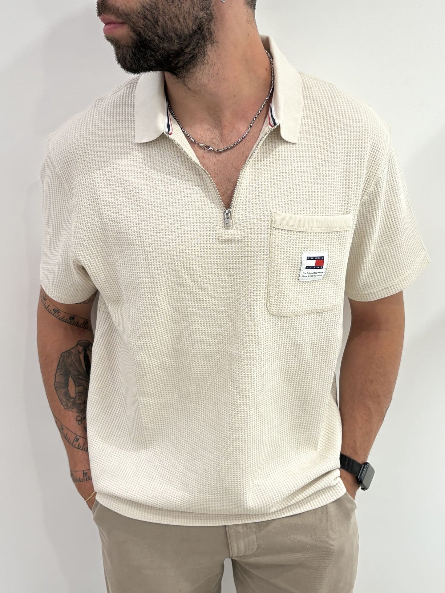 Polo Tommy Jeans con mezza zip